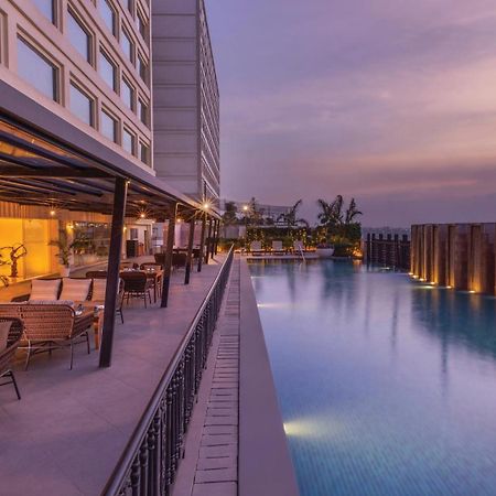 Holiday Inn New Delhi Mayur Vihar Noida By Ihg Екстер'єр фото The swimming pool at the hotel