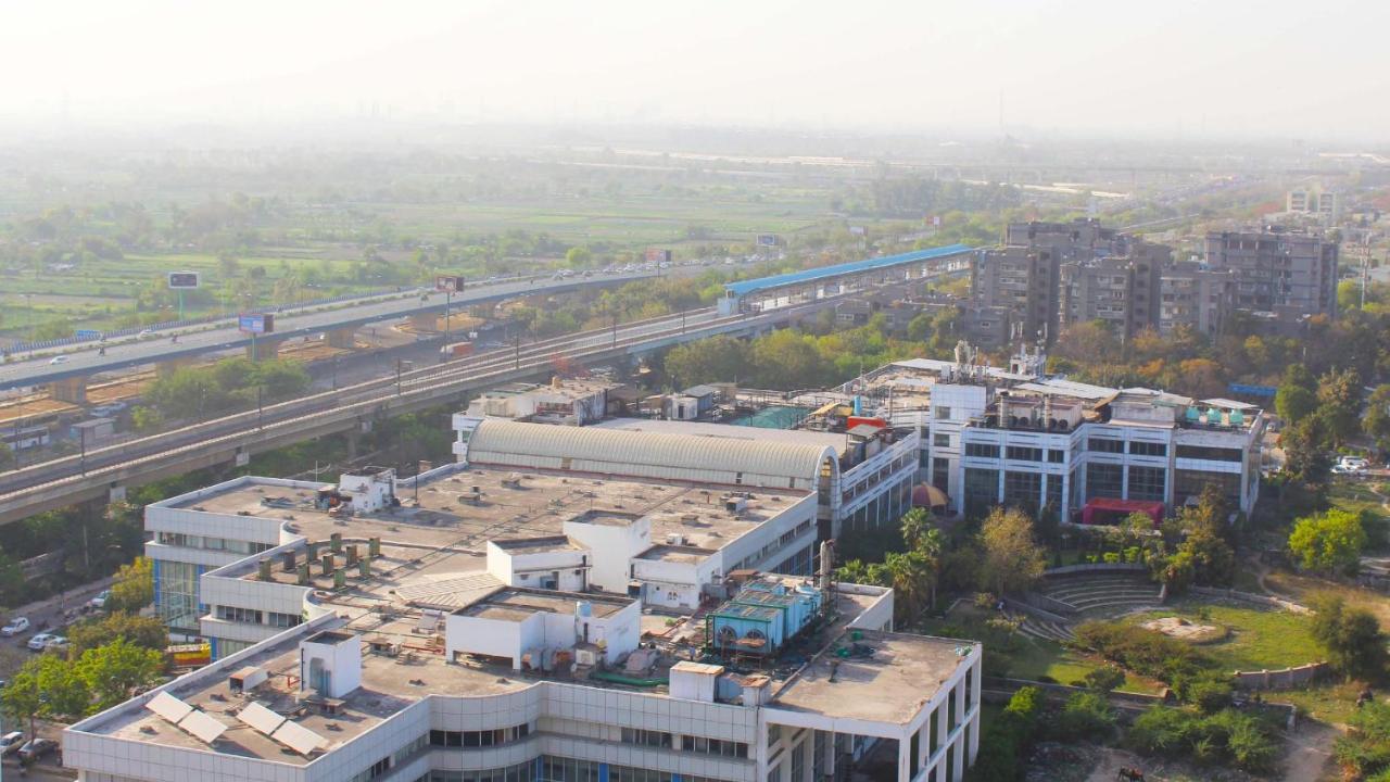 Holiday Inn New Delhi Mayur Vihar Noida By Ihg Екстер'єр фото View of the station from the top of a nearby building