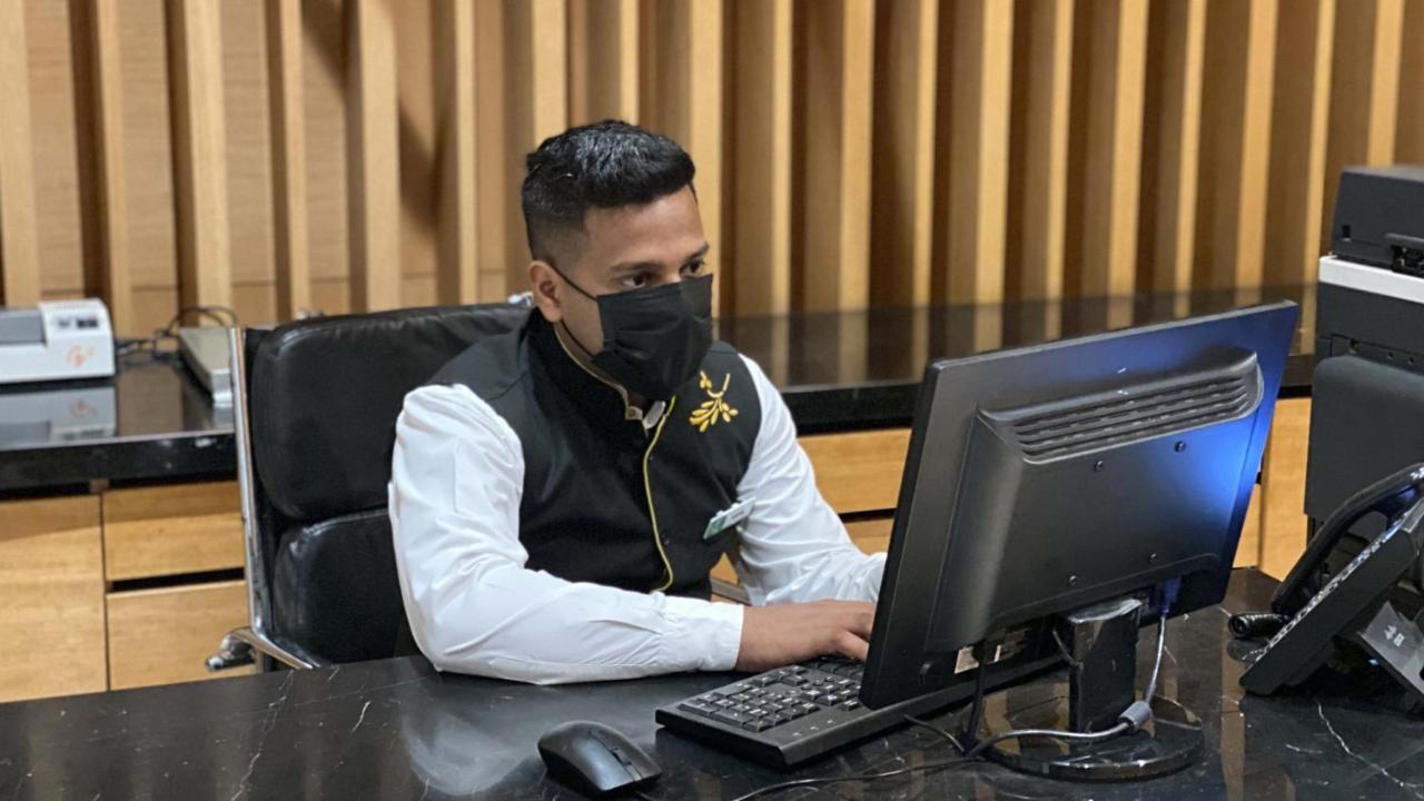Holiday Inn New Delhi Mayur Vihar Noida By Ihg Екстер'єр фото A government employee in Myanmar wearing a face mask