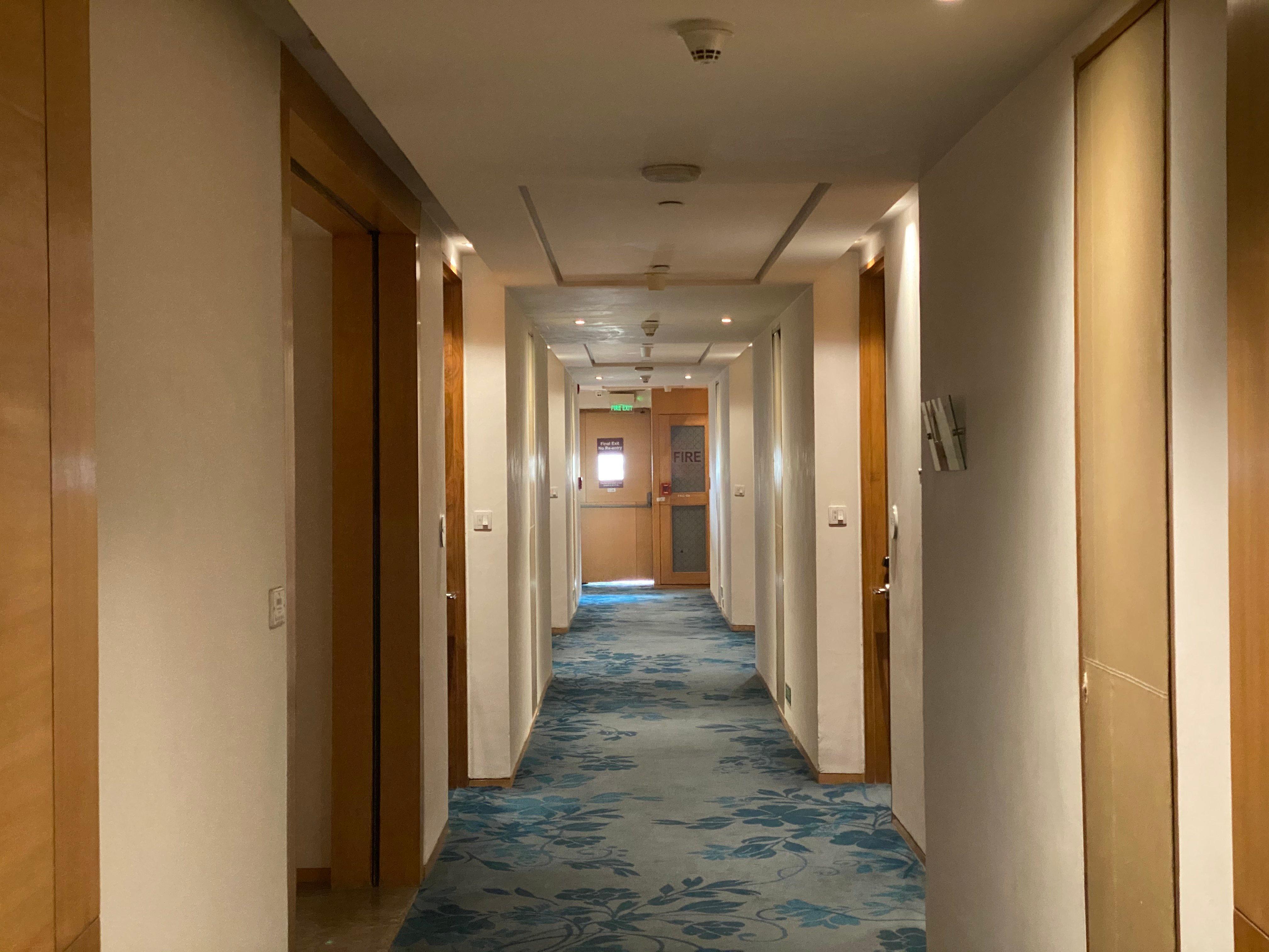 Holiday Inn New Delhi Mayur Vihar Noida By Ihg Екстер'єр фото A corridor at the hotel