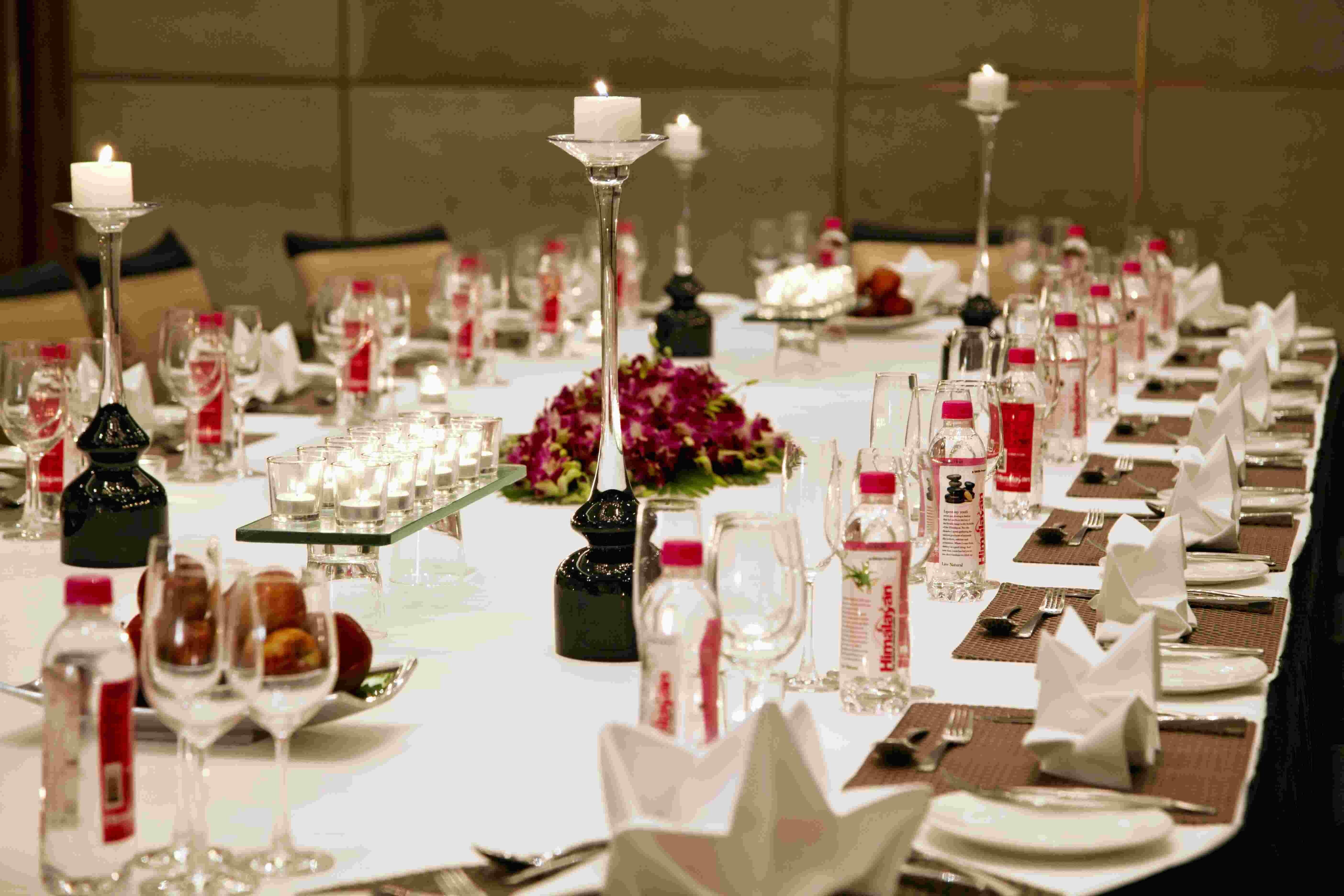 Holiday Inn New Delhi Mayur Vihar Noida By Ihg Екстер'єр фото A table set for a formal dinner