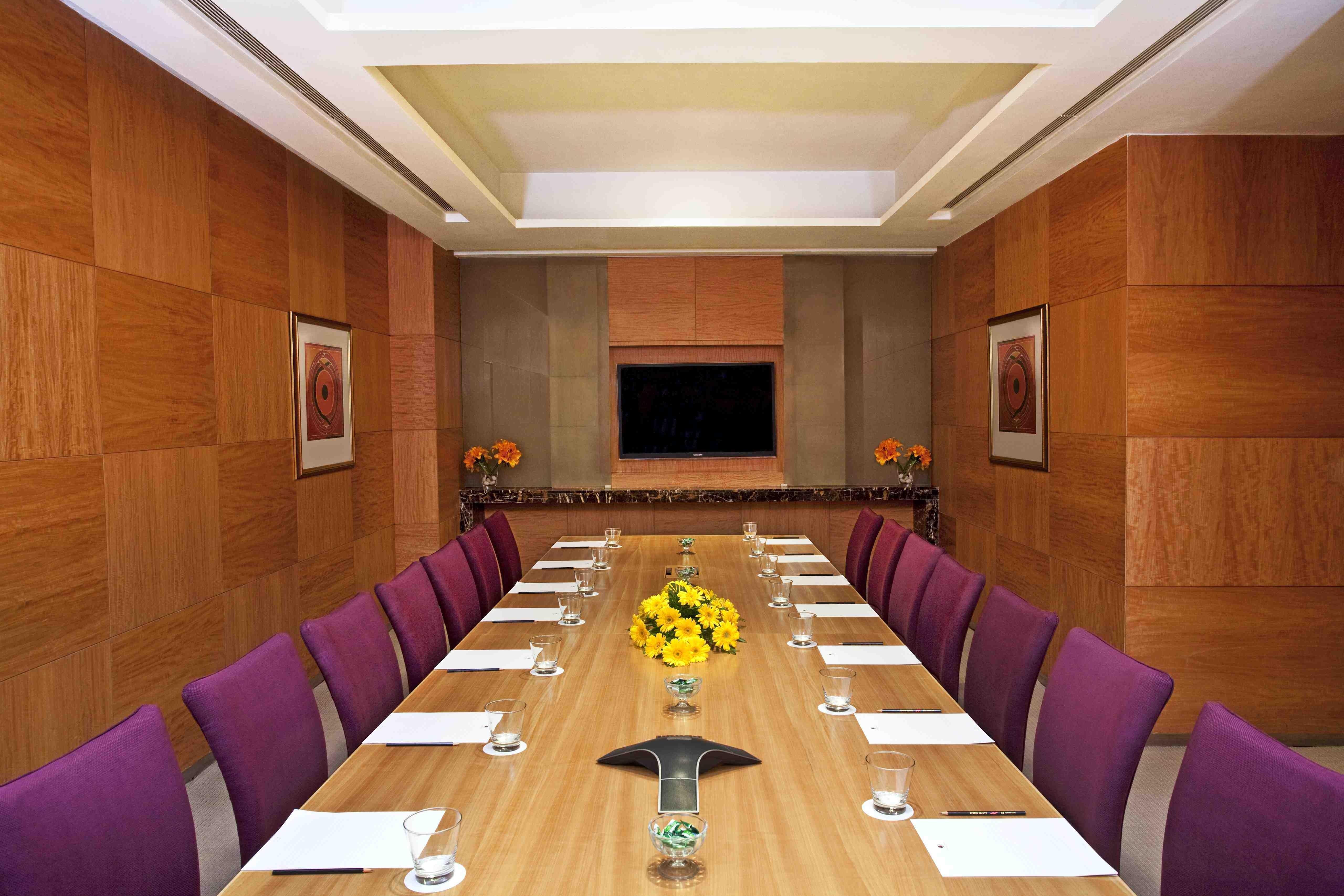 Holiday Inn New Delhi Mayur Vihar Noida By Ihg Екстер'єр фото A boardroom at a hotel