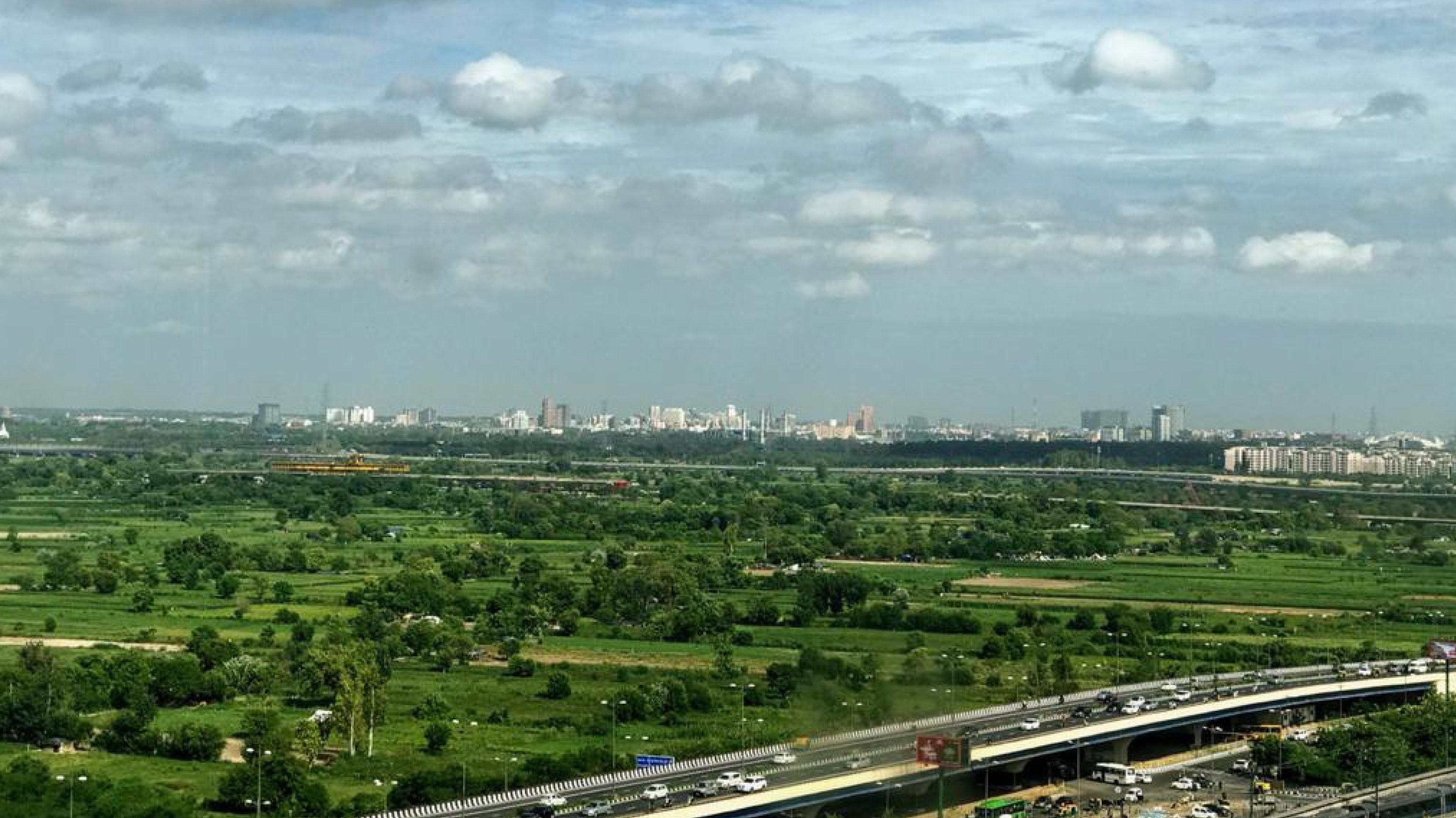 Holiday Inn New Delhi Mayur Vihar Noida By Ihg Екстер'єр фото View of the city from the highway