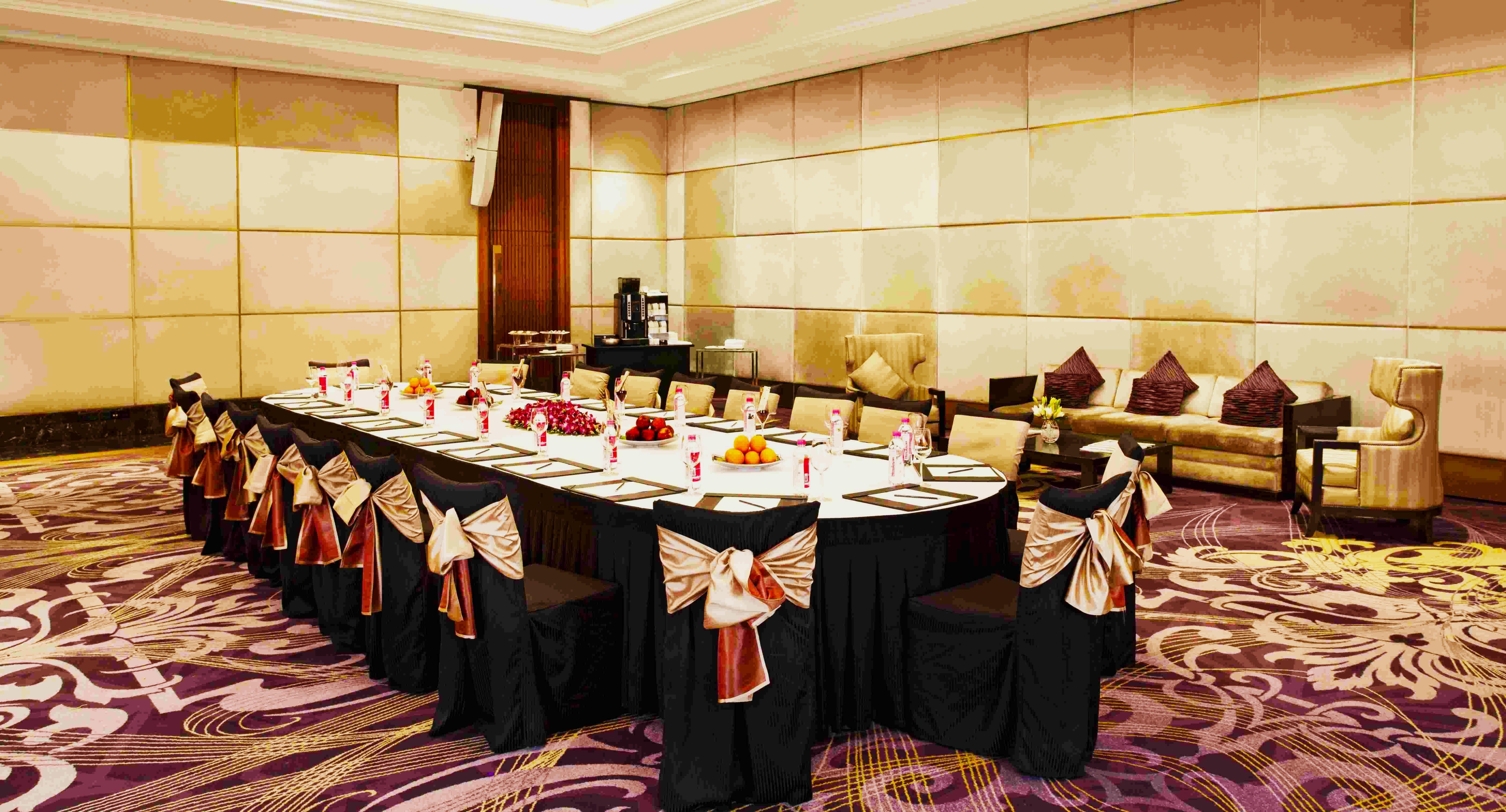Holiday Inn New Delhi Mayur Vihar Noida By Ihg Екстер'єр фото A table set for a banquet