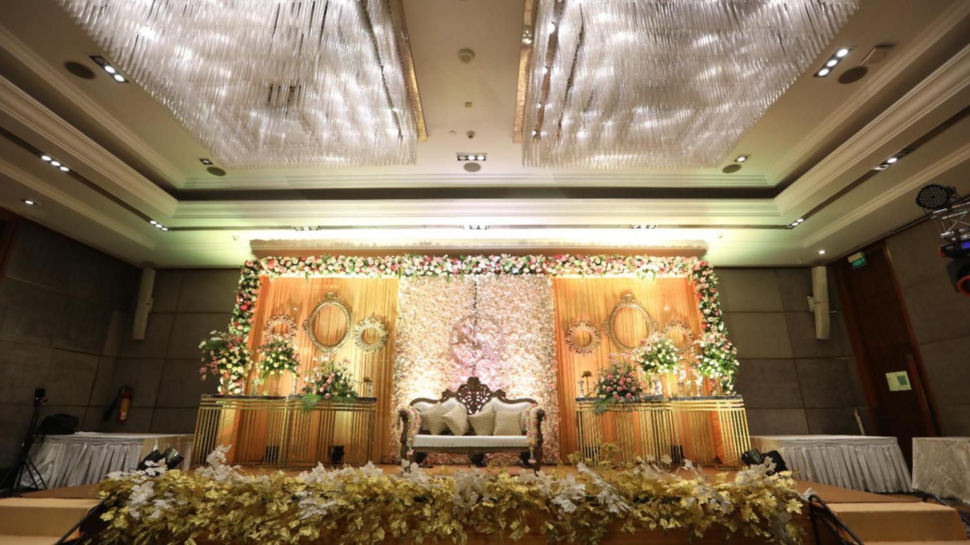 Holiday Inn New Delhi Mayur Vihar Noida By Ihg Екстер'єр фото A modern Indian wedding reception