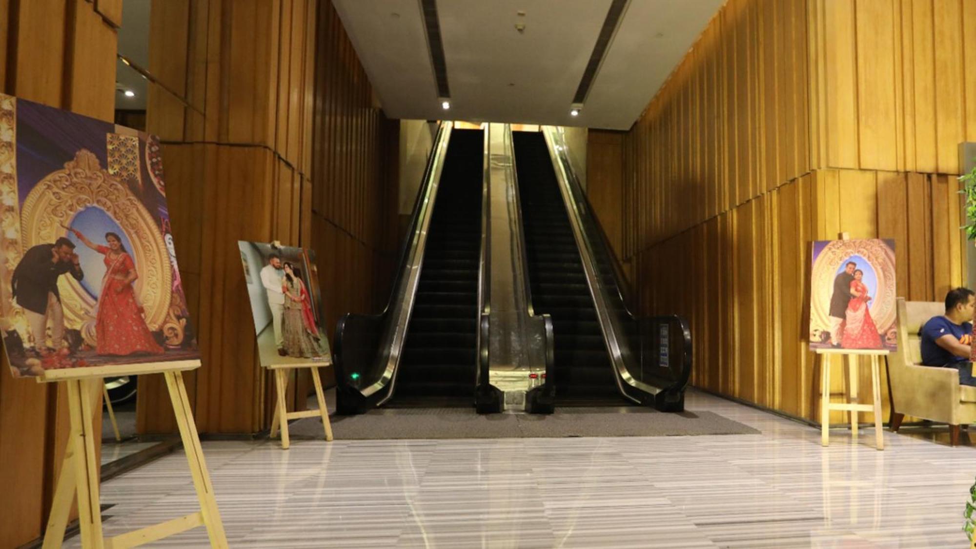 Holiday Inn New Delhi Mayur Vihar Noida By Ihg Екстер'єр фото Escalators at the lobby