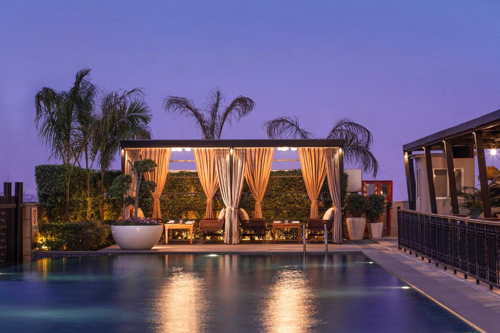 Holiday Inn New Delhi Mayur Vihar Noida By Ihg Екстер'єр фото The pool at the rooftop bar